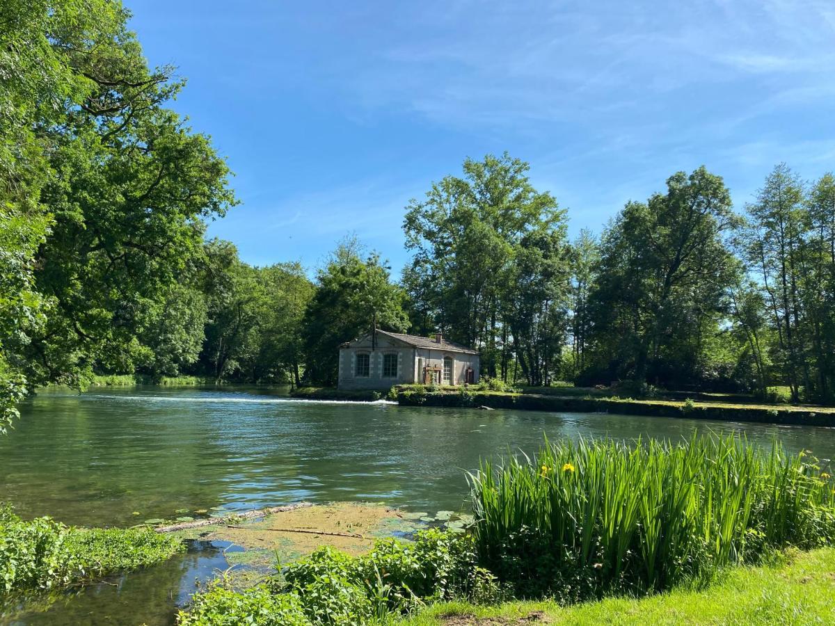 Chateau Des Loups - Les Pommiers Echire Bagian luar foto